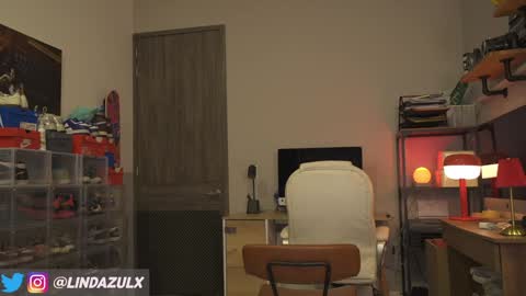 Snapshot of lindabluee chatting on October 18, 1:08 am Nia  online show from October 18, 1:08 am