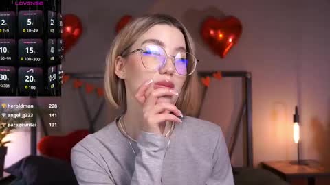 Snapshot of lindathacker chatting on February 17, 11:23 am your Linda is back online show from February 17, 11:23 am