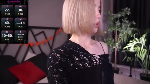 Snapshot of lindathacker chatting on September 15, 4:34 am your Linda is back online show from September 15, 4:34 am