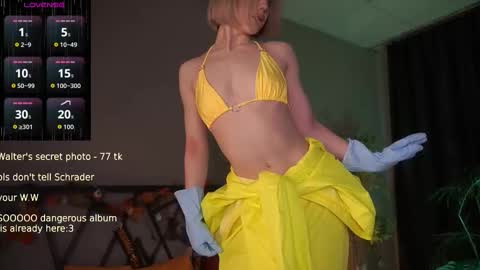 Snapshot of lindathacker chatting on November 1, 4:25 am your Linda is back online show from November 1, 4:25 am