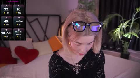 Snapshot of lindathacker chatting on December 1, 4:50 am your Linda is back online show from December 1, 4:50 am