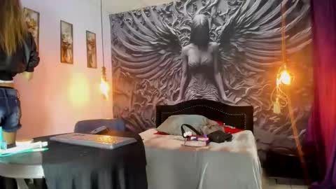 Snapshot of lindsey_2023 chatting on April 19, 1:16 am lindsey_2023 online show from April 19, 1:16 am
