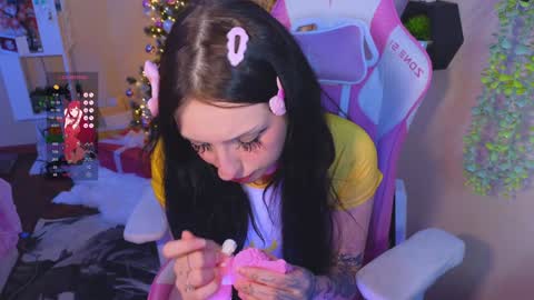 Snapshot of liniq chatting on December 27, 9:00 pm Lina online show from December 27, 9:00 pm