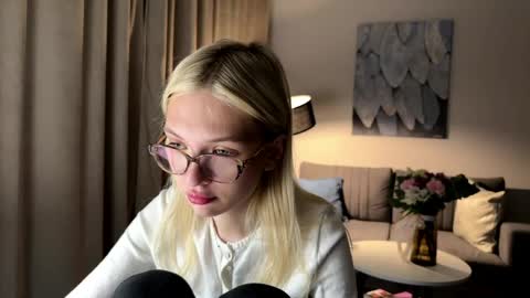 Snapshot of linneabercier chatting on April 28, 6:13 pm Emma online show from April 28, 6:13 pm