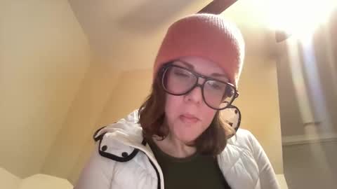 Snapshot of linusloves chatting on November 30, 7:34 am linusloves online show from November 30, 7:34 am