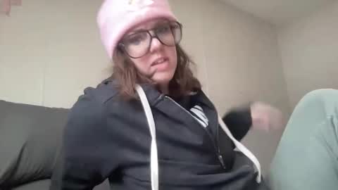 Snapshot of linusloves chatting on February 1, 6:17 pm linusloves online show from February 1, 6:17 pm