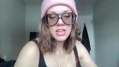 Snapshot of linusloves chatting on February 5, 5:50 pm linusloves online show from February 5, 5:50 pm