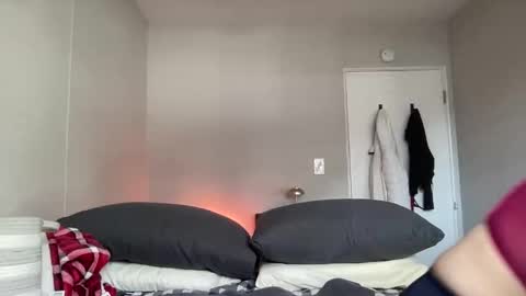 Snapshot of linusloves chatting on February 8, 8:01 pm linusloves online show from February 8, 8:01 pm