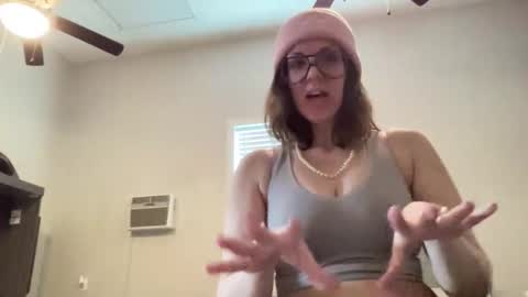 Snapshot of linusloves chatting on February 16, 7:43 pm linusloves online show from February 16, 7:43 pm