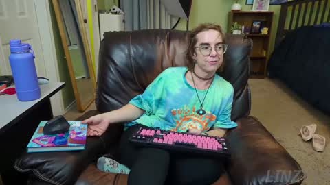 Linzy19 online show from December 25, 5:37 am