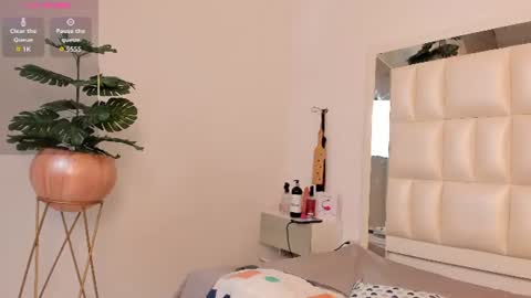 Snapshot of liorah_wolf chatting on June 11, 8:18 pm Liorah wolf online show from June 11, 8:18 pm