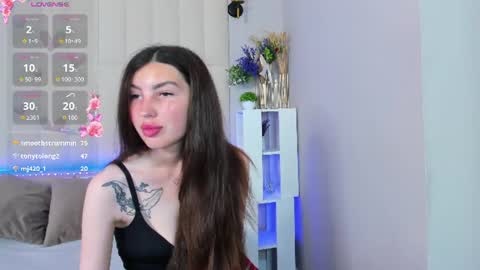 Snapshot of lira_revery chatting on June 18, 2:45 am Lira revery online show from June 18, 2:45 am