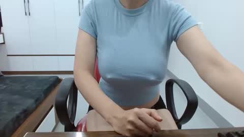 lisa_1011 online show from February 14, 11:34 pm