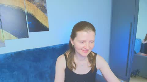 Snapshot of lisa__evans chatting on April 4, 2:21 am Lisa online show from April 4, 2:21 am