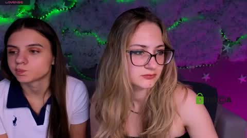 Snapshot of lisa_dark_ chatting on May 22, 7:19 pm Lisa online show from May 22, 7:19 pm