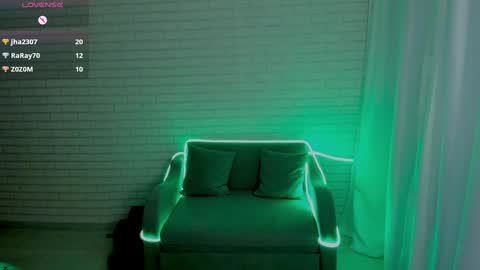Snapshot of lisa_ree_ chatting on January 3, 11:57 am lisa online show from January 3, 11:57 am