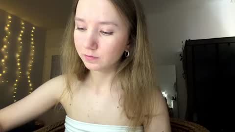 Snapshot of lisasmall chatting on June 18, 6:12 pm lisasmall online show from June 18, 6:12 pm