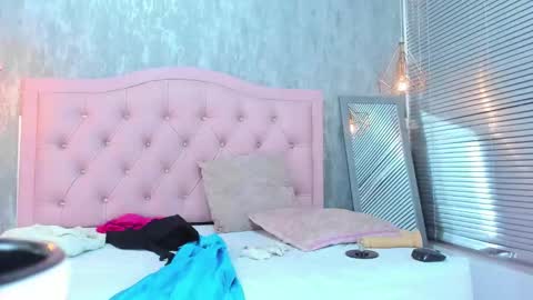 L I S S A  online show from December 14, 1:49 pm