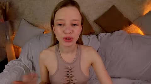 Snapshot of lissa_kitsune chatting on December 3, 7:49 am Lissa online show from December 3, 7:49 am