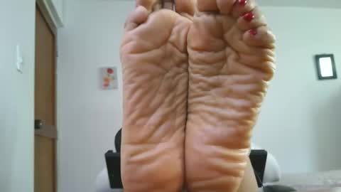 Snapshot of lissafeethot chatting on November 30, 2:10 pm Lissafeethot online show from November 30, 2:10 pm