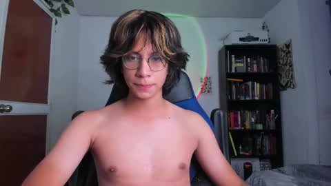 Snapshot of literateboy chatting on February 18, 1:45 am Literateboy online show from February 18, 1:45 am