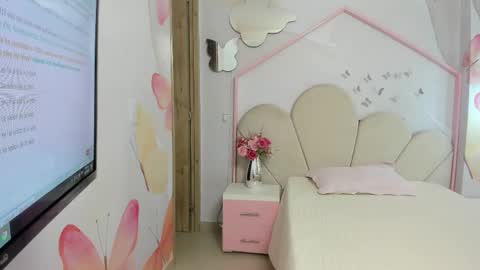 Snapshot of little__doll18 chatting on November 28, 10:18 am little__doll18 online show from November 28, 10:18 am