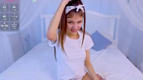 Snapshot of little__lunaa chatting on May 4, 10:55 am online show from May 4, 10:55 am