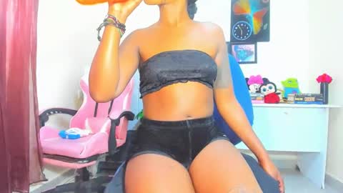 Snapshot of little_africa chatting on December 5, 8:11 am little_africa online show from December 5, 8:11 am