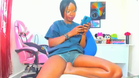 Snapshot of little_africa chatting on December 17, 11:39 am little_africa online show from December 17, 11:39 am