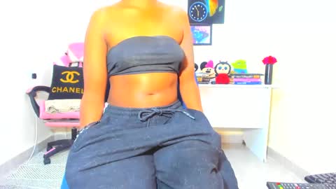 Snapshot of little_africa chatting on December 19, 1:18 pm little_africa online show from December 19, 1:18 pm