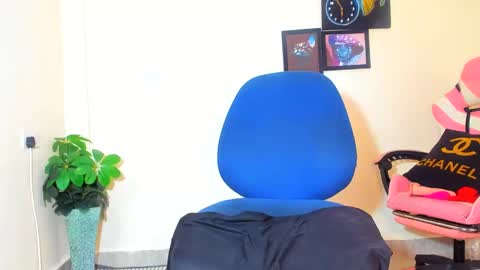 Snapshot of little_africa chatting on February 11, 11:10 am little_africa online show from February 11, 11:10 am