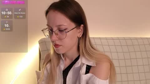 Snapshot of little_bliss chatting on October 25, 12:29 am little_bliss online show from October 25, 12:29 am