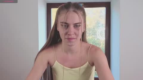 Snapshot of little_cu1tie chatting on October 21, 6:47 am Margo online show from October 21, 6:47 am