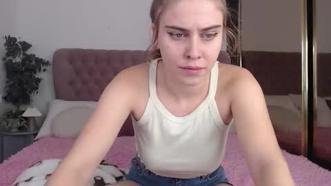 Snapshot of little_cu1tie chatting on November 20, 8:14 am Margo online show from November 20, 8:14 am