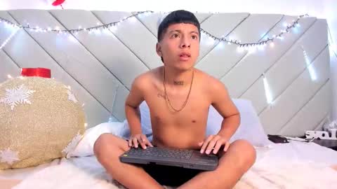 Snapshot of little_kris1 chatting on December 1, 12:43 pm little_kris1 online show from December 1, 12:43 pm