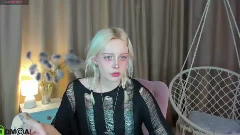 Snapshot of little_lillit chatting on June 20, 8:39 am Lill online show from June 20, 8:39 am