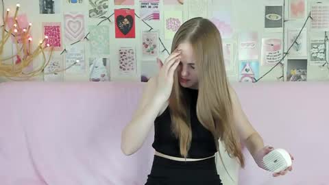 Snapshot of little_radiant_sun chatting on May 19, 7:04 am Kriss online show from May 19, 7:04 am
