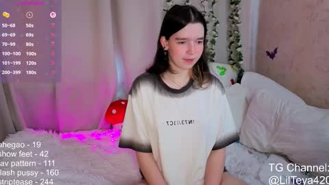 Snapshot of little_teya chatting on September 30, 9:47 am little Teya online show from September 30, 9:47 am