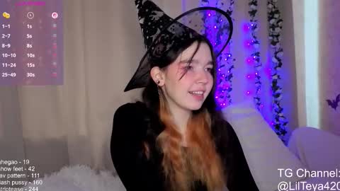 Snapshot of little_teya chatting on October 14, 9:54 am little Teya online show from October 14, 9:54 am