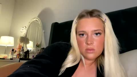 Littleblonde010 online show from July 18, 1:21 am