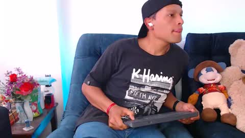 Manu online show from March 25, 8:37 pm