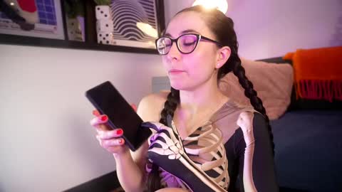Snapshot of littlee33 chatting on October 18, 8:20 pm Emily Hill online show from October 18, 8:20 pm