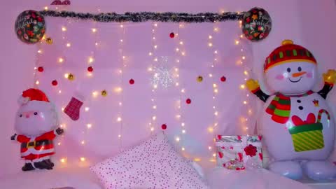 Snapshot of littlee_emma_ chatting on December 23, 9:16 am littlee_emma_ online show from December 23, 9:16 am