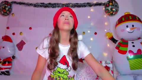 Snapshot of littlee_emma_ chatting on December 26, 5:47 am littlee_emma_ online show from December 26, 5:47 am