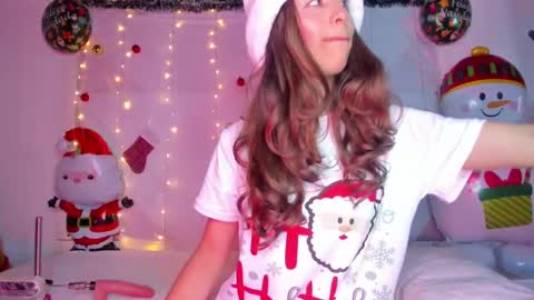 Snapshot of littlee_emma_ chatting on December 28, 6:39 am littlee_emma_ online show from December 28, 6:39 am