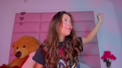 Snapshot of littlee_emma_ chatting on January 3, 3:05 am littlee_emma_ online show from January 3, 3:05 am