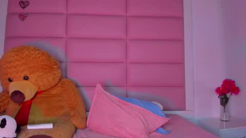 Snapshot of littlee_emma_ chatting on January 11, 9:04 am littlee_emma_ online show from January 11, 9:04 am