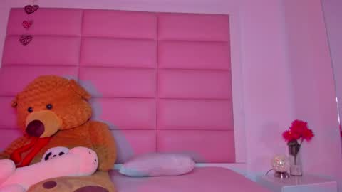 Snapshot of littlee_emma_ chatting on January 31, 3:20 am littlee_emma_ online show from January 31, 3:20 am