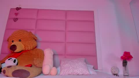 Snapshot of littlee_emma_ chatting on February 8, 3:30 am littlee_emma_ online show from February 8, 3:30 am