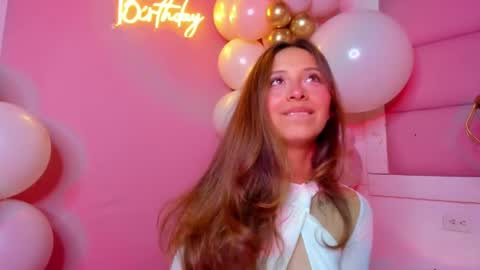 Snapshot of littlee_emma_ chatting on February 22, 6:28 am littlee_emma_ online show from February 22, 6:28 am